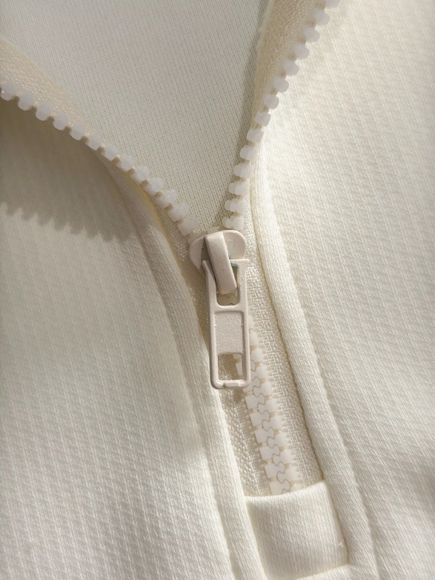 Paris Clover exclusively launches the 2026 autumn and winter New Arrival long-sleeved sweatshirts for men and women. Same Style. Many stars have the same style. Craftsmanship that ordinary small workshops cannot copy. No matter in terms of materials, detail restoration and craftsmanship, we are not afraid of any challenges, just to provide you with wonderful products. Compare the top Original versions at will. No expense is spared just to make it better. Unique imported fabric feel. Purely imported German machine production. Precision operation. Thousands of needles density. A complete set of New Arrival accessories with three standards can be customized simultaneously. Versatile upper body is fashionable, a perfect choice for autumn and winter, and a must-have item. Sizes table: M-4XL (please state your height and weight when placing an order)